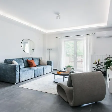 Stellar 3br With Balcony By Upstreet Apartment