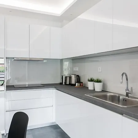 Stellar 3br With Balcony By Upstreet Apartment